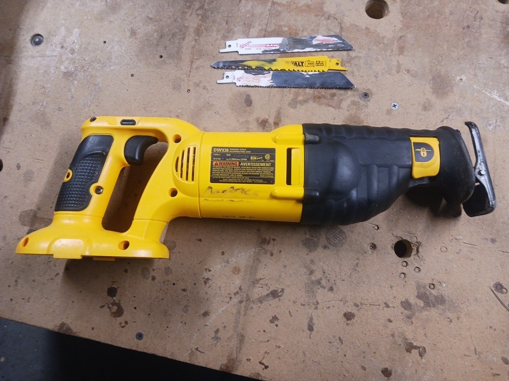 Dewalt 18v DW938 Variable Speed Reciprocating Saw and Bag, Tool Only, Used