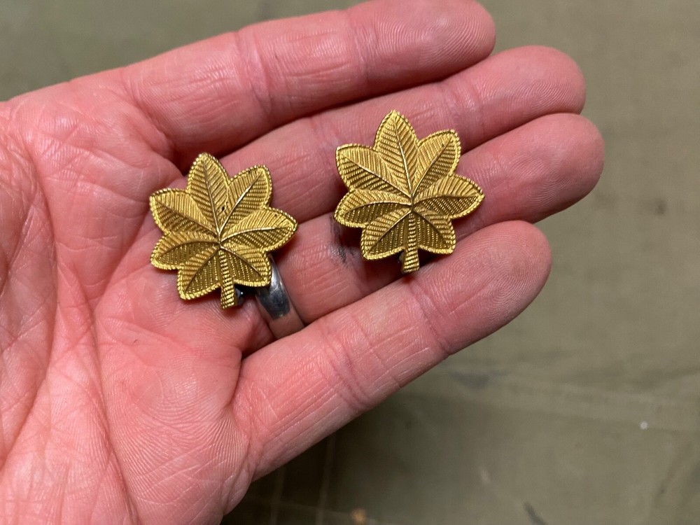 ORIGINAL WWII US ARMY OFFICER MAJOR JACKET, SHIRT COLLAR INSIGNIA LOT