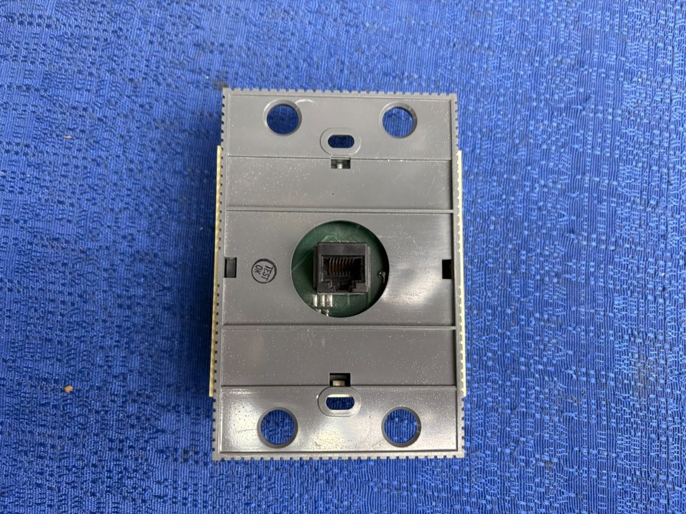 Johnson Controls 24-7705-2R2 / TE-6700 Series Wall-Mount Temperature Controller