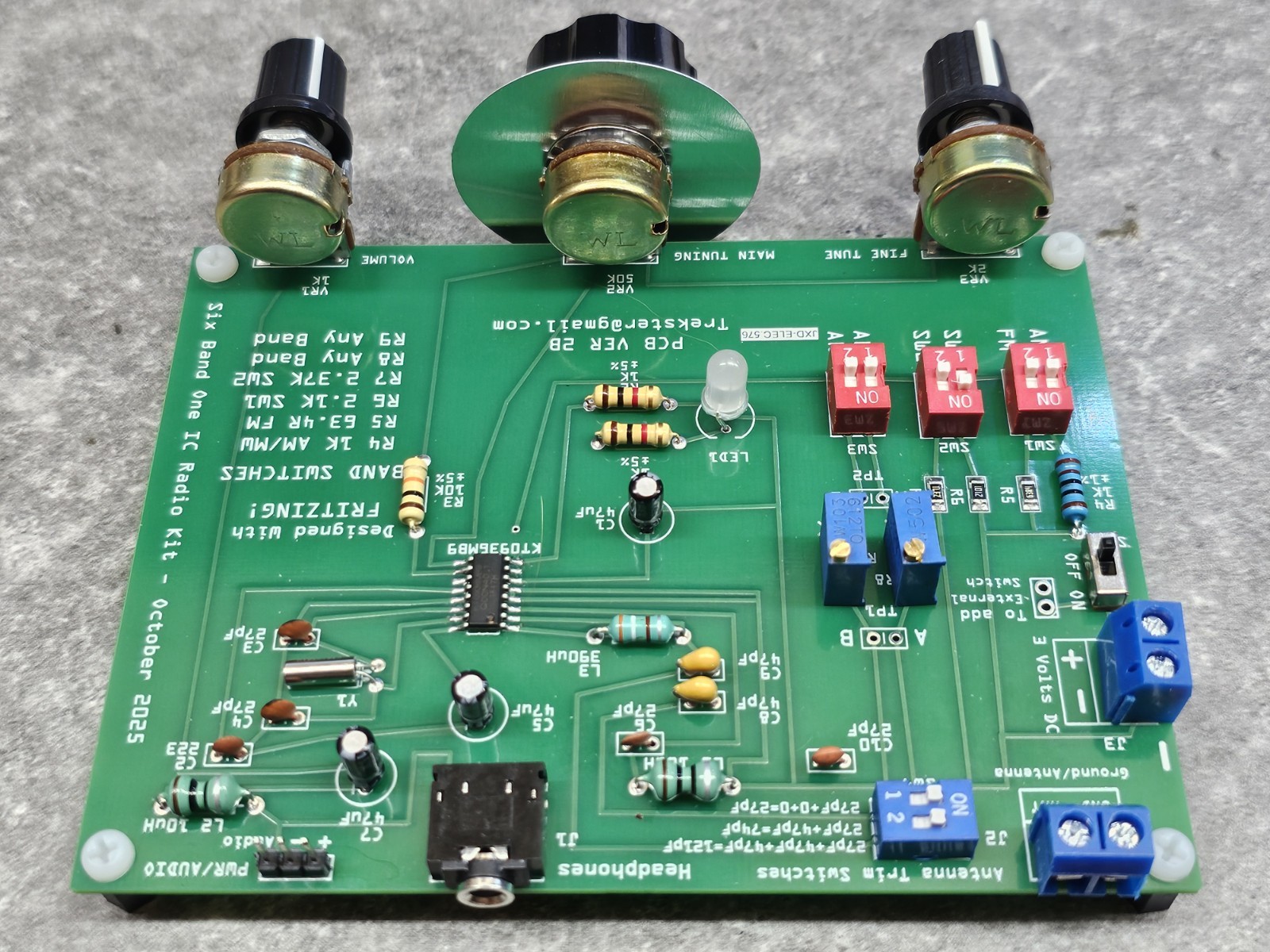 One IC Radio Kit. Receives AM FM SW1 SW2 +2 user choice! It's a Fun DIY Kit !