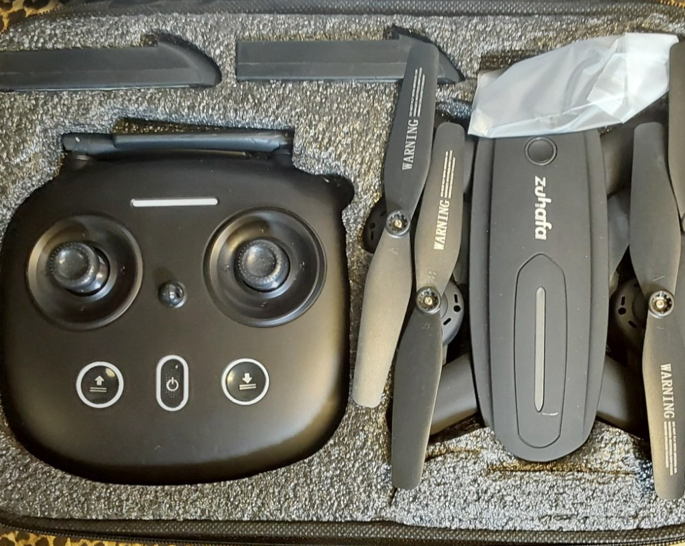 ZUHAFA T4 FOLDABLE DRONE WITH CASE - untested