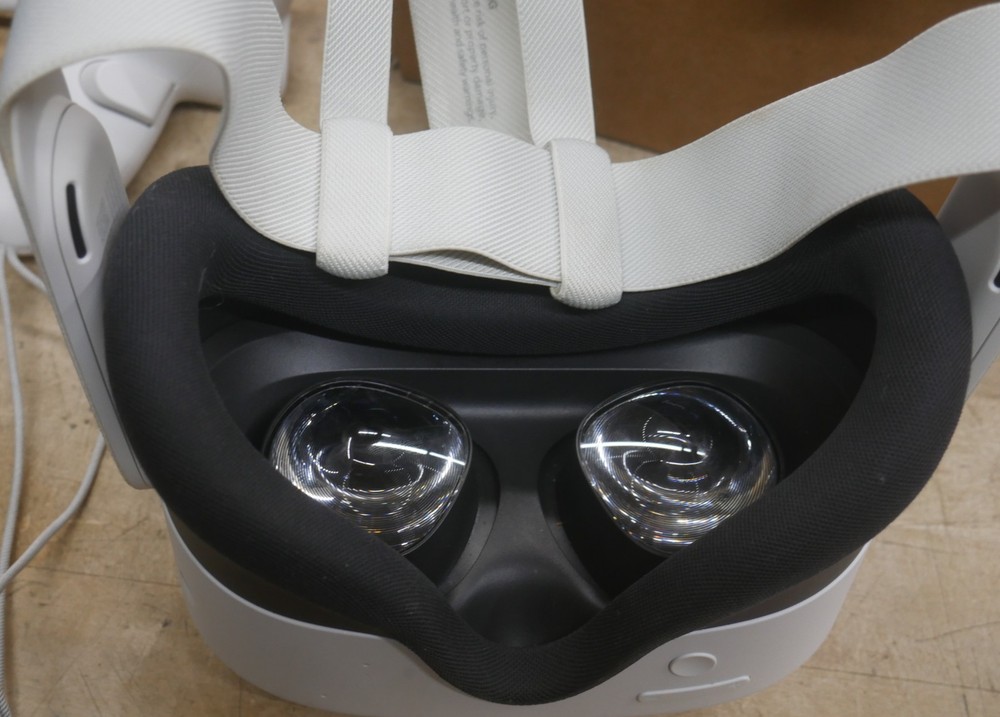 oculus quest 3 console with 2 Controllers charge wre 128gb used tested