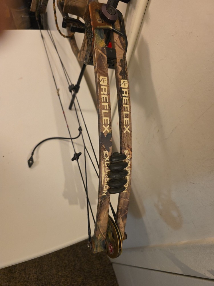 Reflex Excursion Compound Bow Weight 40-50 String 49 W/ Soft Case Camo Tru Fire