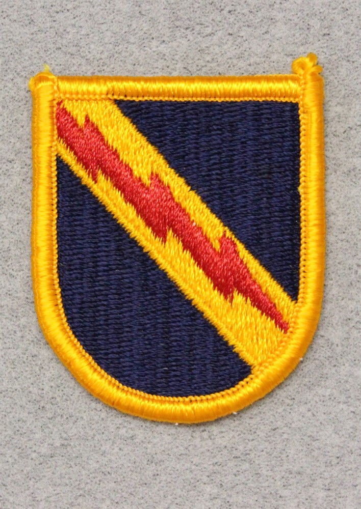 Army Beret Flash Patch 837: E & F Co. 52nd Infantry (LRS), merrowed edge