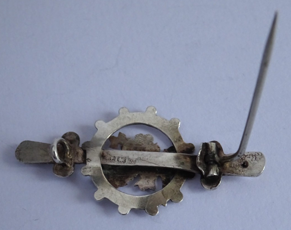 Fabulous antique fully hallmarked solid sterling silver brooch, 1922
