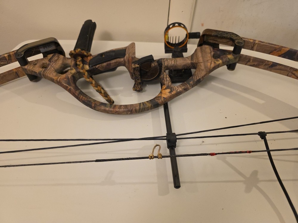Reflex Excursion Compound Bow Weight 40-50 String 49 W/ Soft Case Camo Tru Fire
