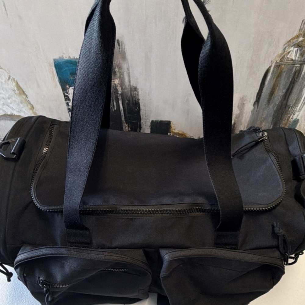 Nike Black Grip Gym Bag 5 Pockets Adjustable Strap Zip Closure