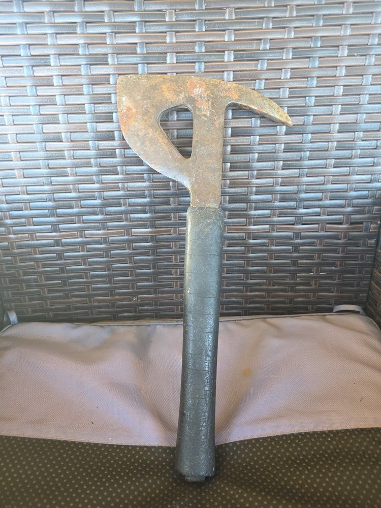VINTAGE ORIGINAL WWII US ARMY AIR FORCE RESCUE SURVIVAL AXE IN ROUGH SHAPE V9
