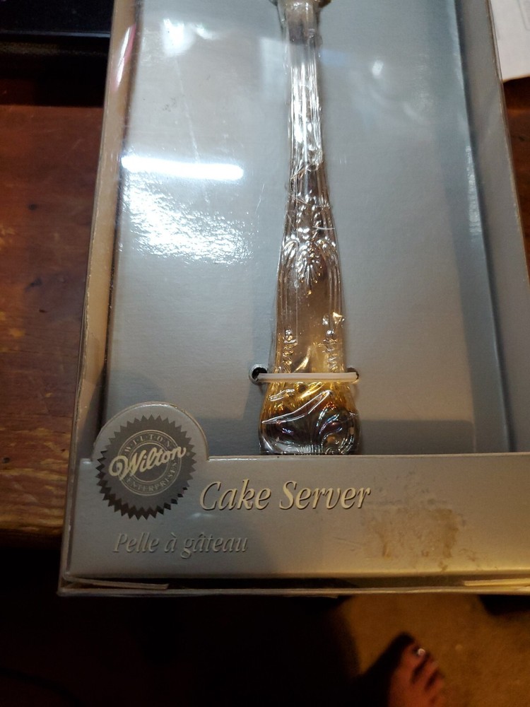 Wilton Cake Server in Original Box -- never used Extra Nice