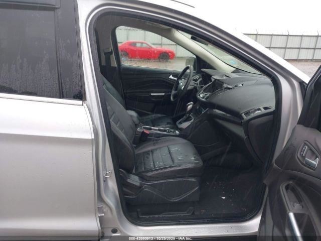 ESCAPE    2014 Glove Box 4879701