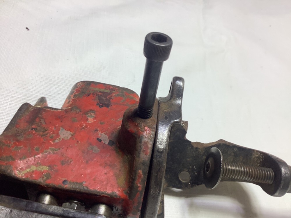 Mohawk Melburne vise w/2-1/2" jaws broken mount