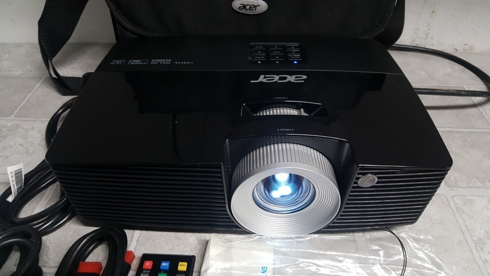 Acer D1P1404 Projector w/Bag Hdmi & Cables
