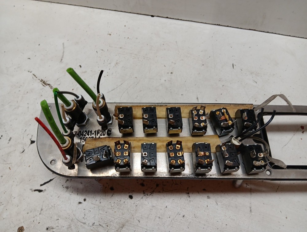 Peterbilt 379 Dash Switch Panel 17-04241-1F20 C (broken trim) #1792