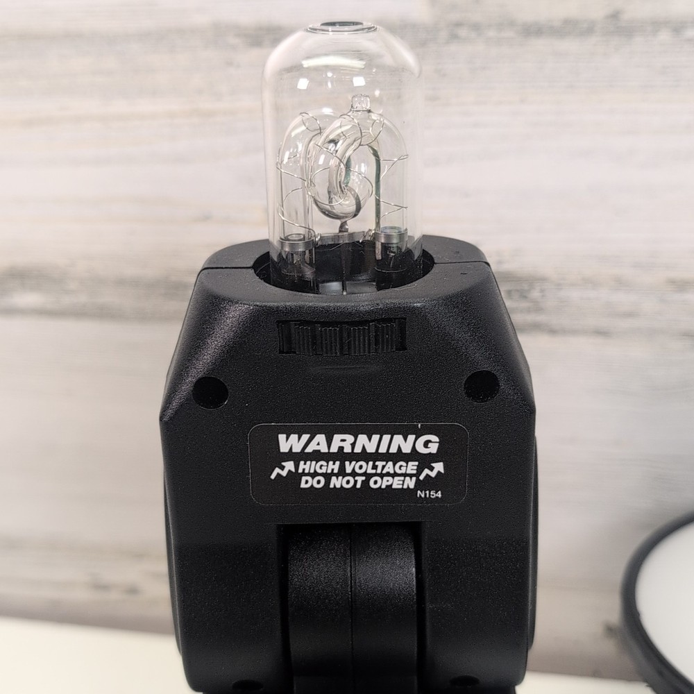 Quantum Instruments Qflash Model T5D-R Flash UNTESTED W/Bulb and Reflector