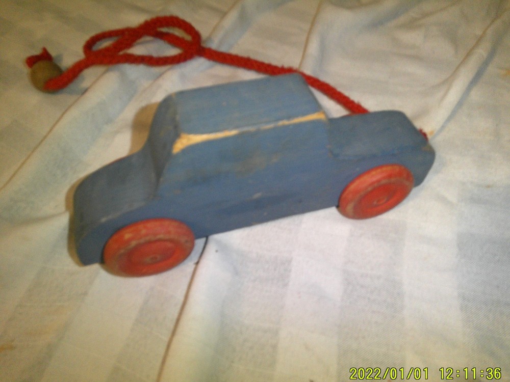 VINTAGE HANDMADE WOODEN BLUE PULL CAR PLUS MODERN EVEREARTH PULL DOG