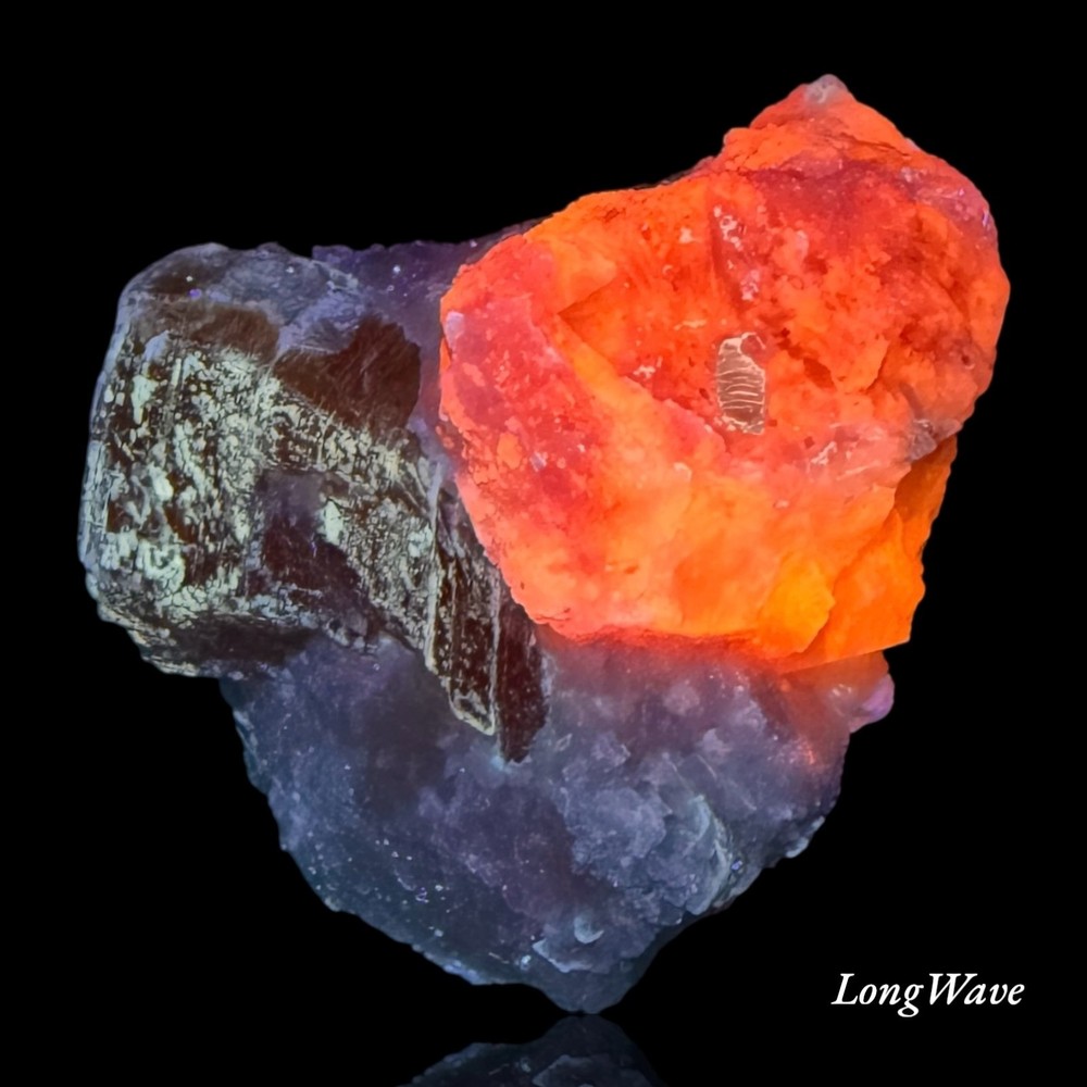 212 Gram Fluorescent Phosphorescent Tenebrescent Hackmanite With Phlogopite