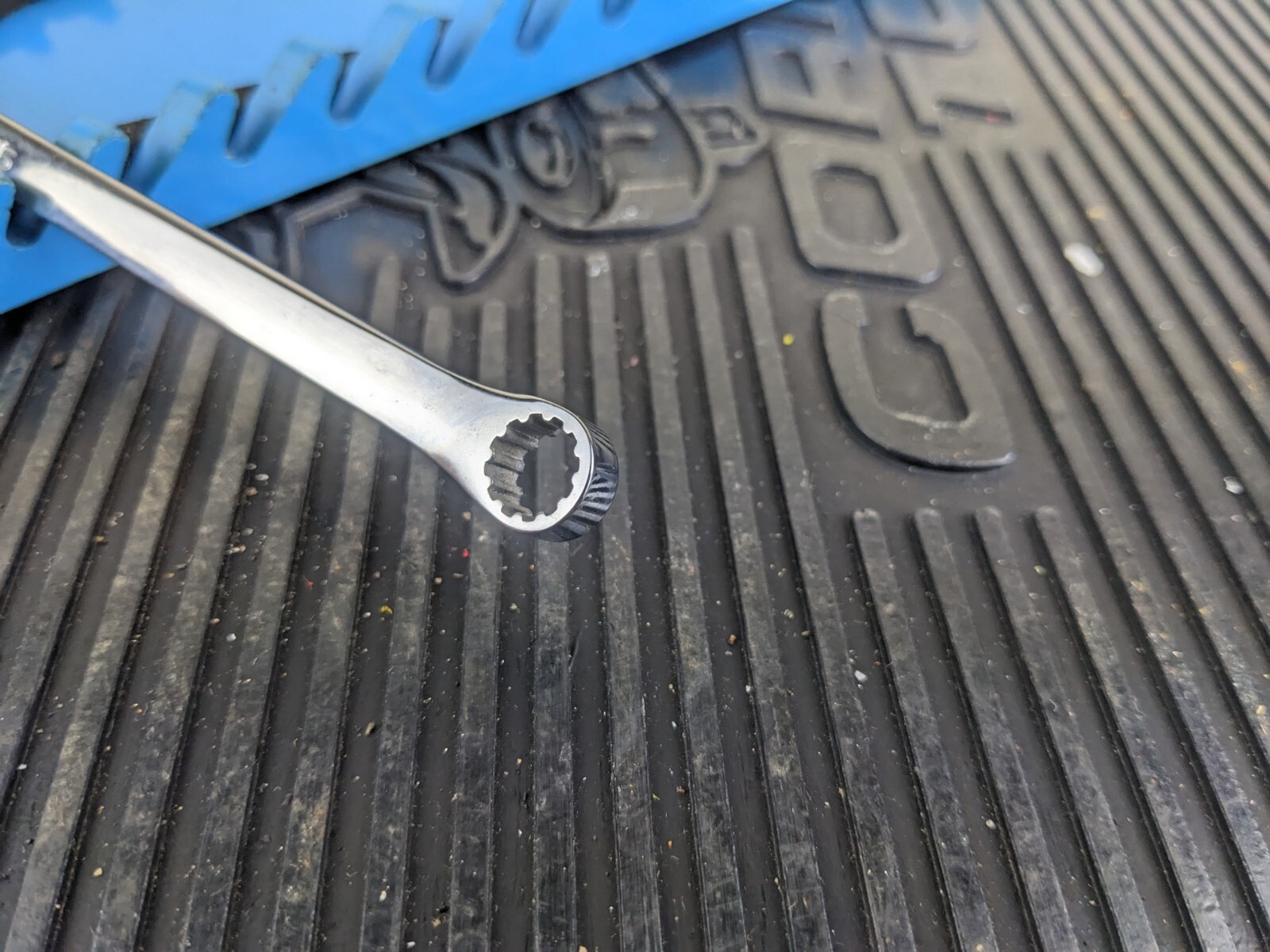 #ax518 NEW Snap On 1/4” x 5/16” SAE SPLINE XDES810a 15 degree Offset Box Wrench