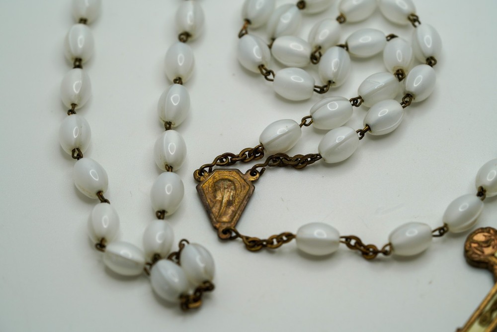 Vintage White Pearlescent Bead Rosary 21" Loop JB45