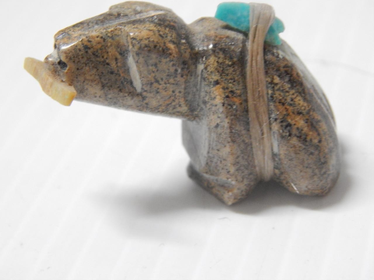 VINTAGE ZUNI INDIAN STONE BEAR FETISH ONE TURQUOISE OFFERING +ARROWHEAD IN MOUTH