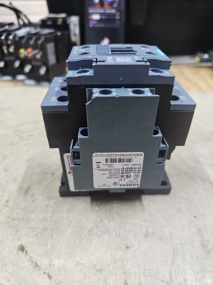 Siemens 3RT2026-1AM20 Contactor 3P 35A 208V Coil