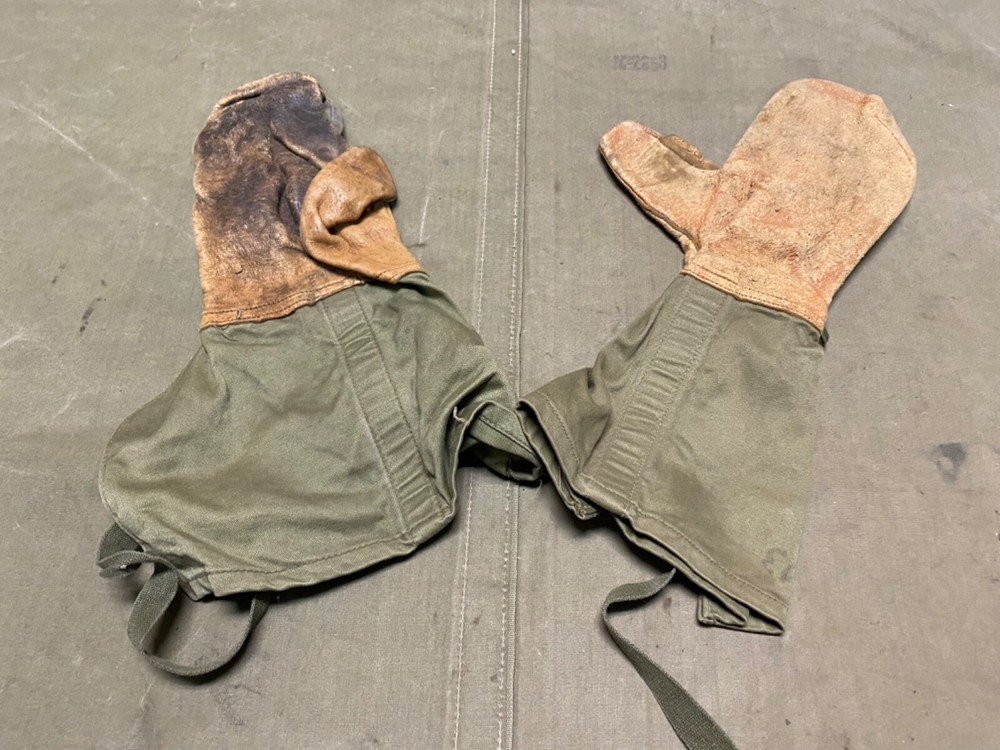 ORIGINAL WWII US ARMY WINTER TRIGGER FINGER OVER MITTENS GLOVES