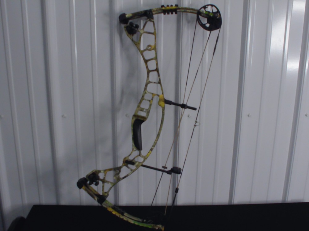 HOYT ECLIPSE RH 40-50LB REAL TREE EDGE COMPOUND BOW NWOT