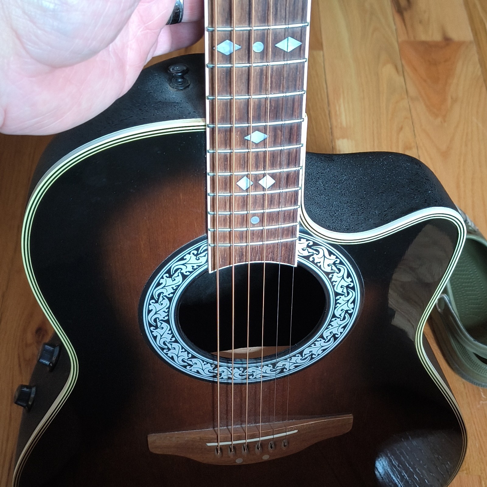 1987-94Ovation Celebrity CC68 Acoustic-Electric Guitar 6 String Cutaway Sunburst