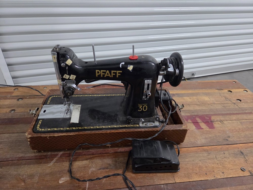 Vintage PFAFF 30 Sewing Machine