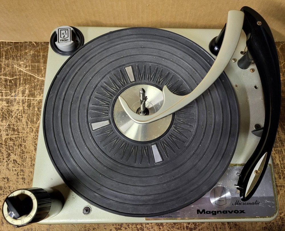 MAGNAVOX MICROMATIC CONSOLE STEREO TURNTABLE