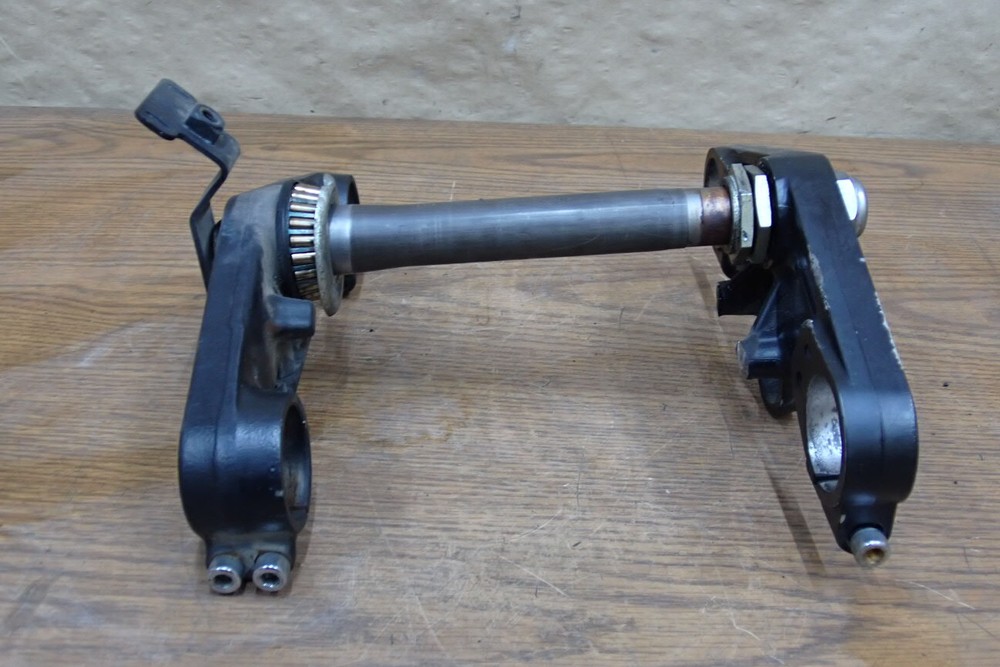 2001 TRIUMPH TROPHY 900 TRIPLE TREE STEERING STEM