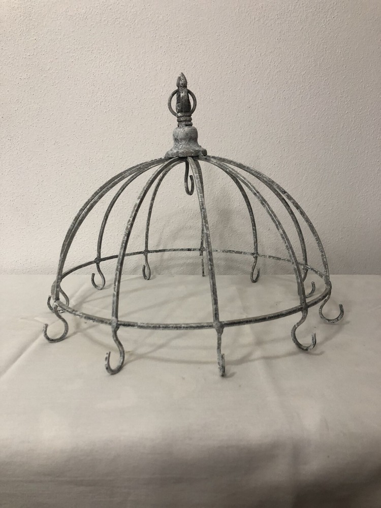 CIRCULAR IRON PENDANT DISPLAY
