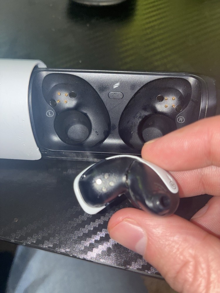 Pluse Explore Earbuds Case And Right Head Phone