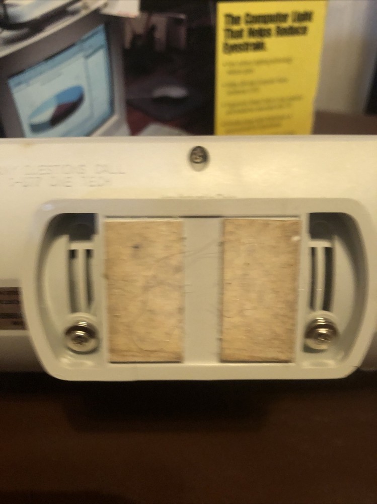 ECLIPSE COMPUTER LIGHT •Reduces Glare & Eyestrain •Ergonomic •Easy to Mount