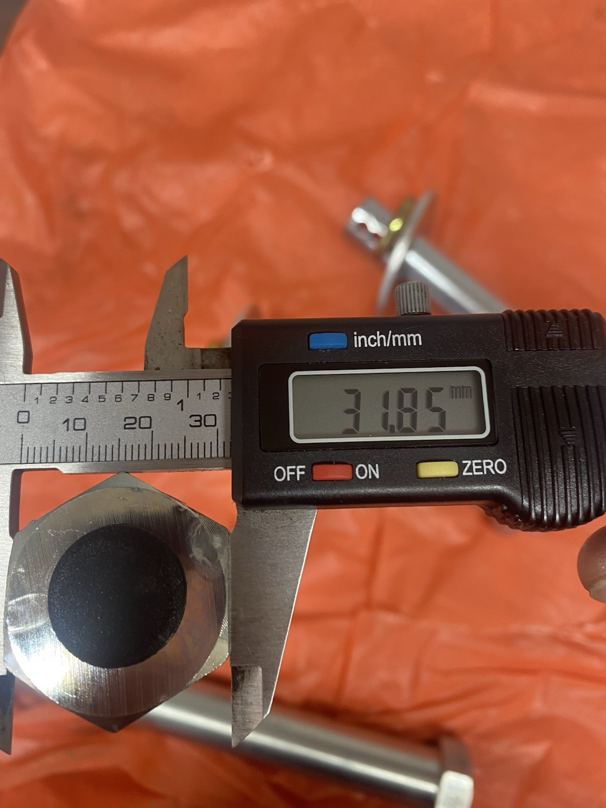 25 Mm Pins For One Ton China Excavator Greasable Bucket Thumb