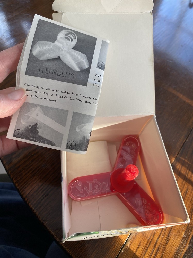 Vintage 1985 Pixie Bow Maker Kit with Bow Pins LN in worn box