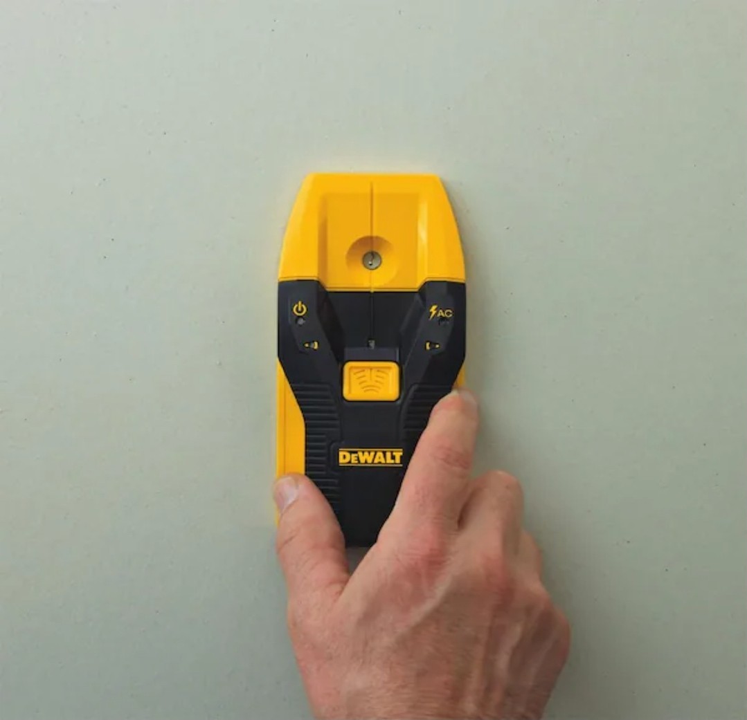 Dewalt 3/4-Inch Stud Finder DW0100 Finds Wood and Metal Studs NEW