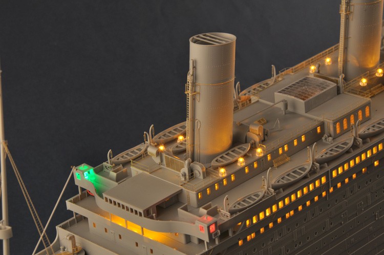 TRUMPETER 1/200 TITANIC The Queen Of the Ocean liner 03719 P/E PARTS &LED LIGHTS