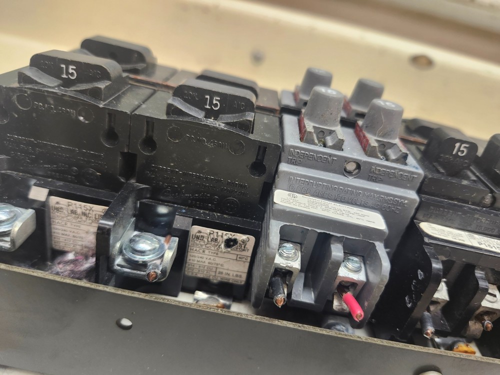 ITE / Siemens Pushmatic Load Center With Assorted Breakers P/N: 52851