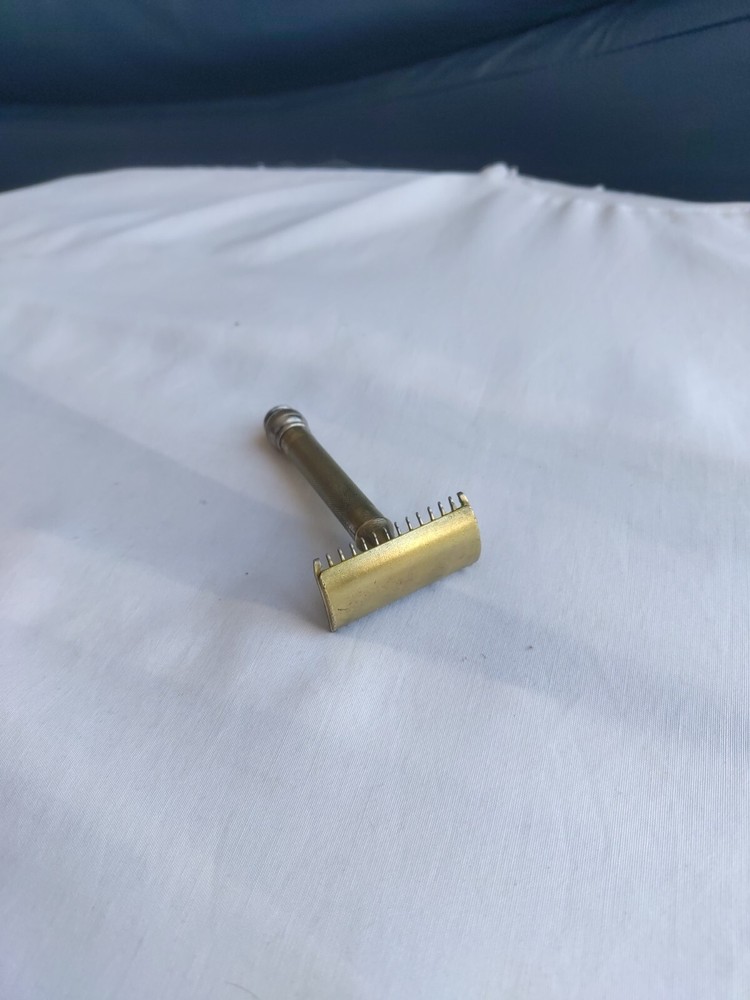 Gillette Old Type Open Comb DE Safety Razor Gold Tone (No Date Code)