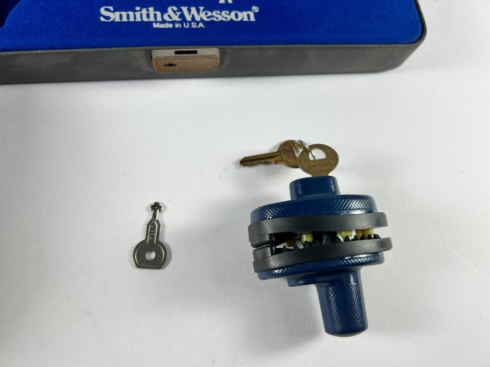 Smith & Wesson – AirLite Titanium – Padded Case with Lock & Key