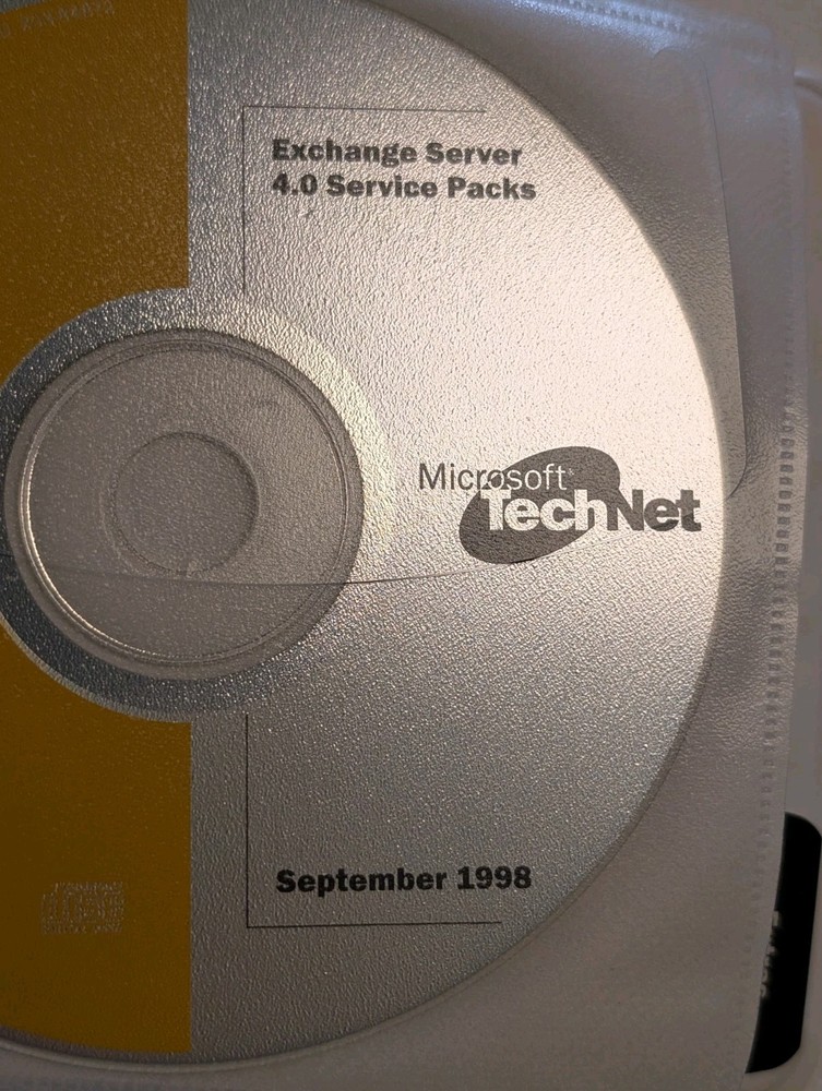 TWO (2) Microsoft TechNet Subscription Binders 64 discs 12/97 - 4/2000 PRISTINE