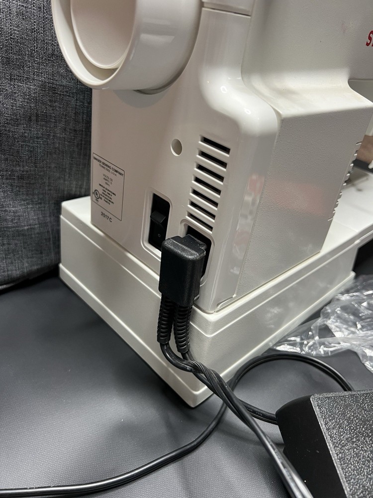 Singer Zig-Zag Sewing Machine Model 2517C With Pedal