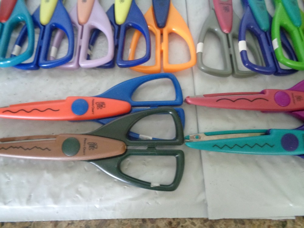 (13) Provo Craft - Decorative Edge - Scrapbook Scissors