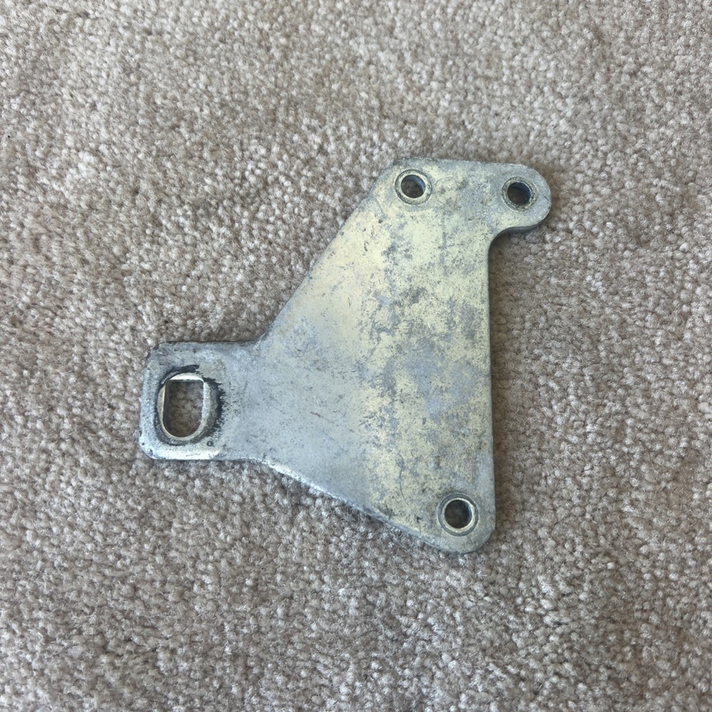 1999 - 2017 HARLEY DAVIDSON DYNA OEM FRONT HEADER EXHAUST MOUNT BRACKET 65975-99