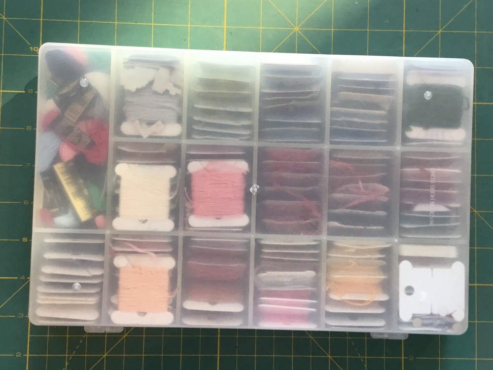 PLASTIC CASE 150? EMBROIDERY FLOSS THREAD SAMPLES WITH NUMBERS ALL COLORS