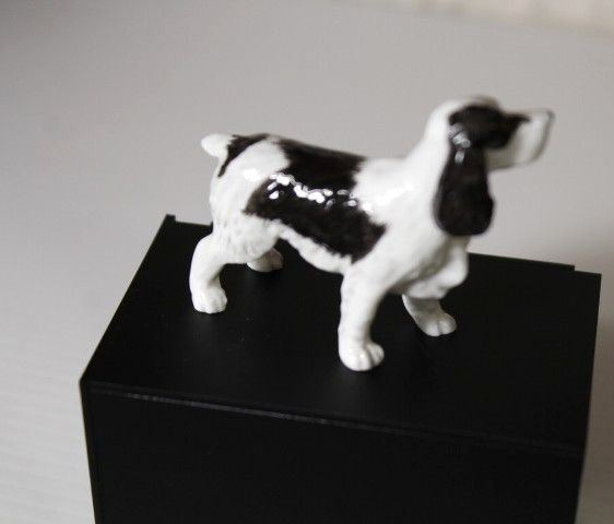 DOLLS HOUSE = CERAMIC HANDPAINTED SPANIEL