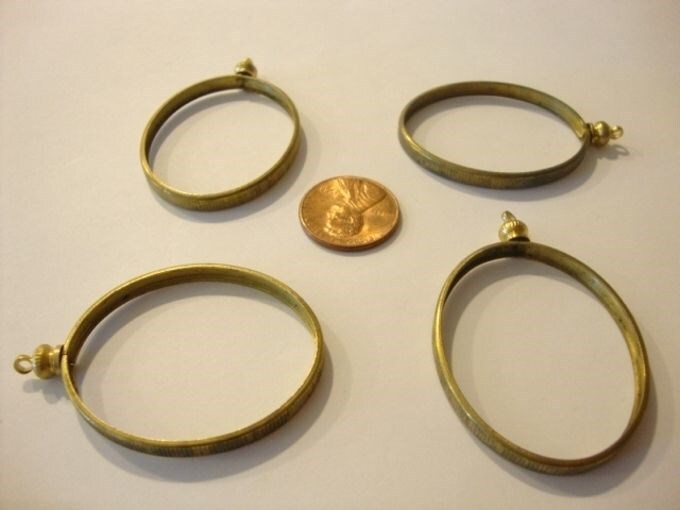 3 VINTAGE BRASS GROOVED EDGE 40x30mm. OVAL SCREW TOP PENDANT SETTINGS 1907