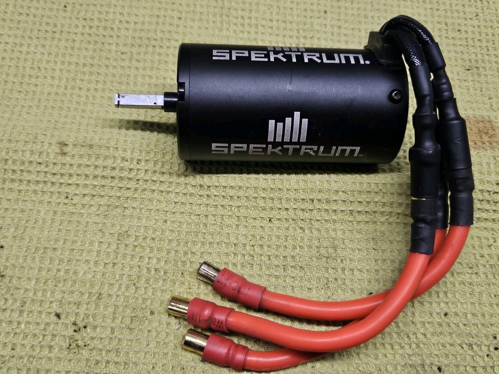 Spektrum 2050kv Brushless Motor.