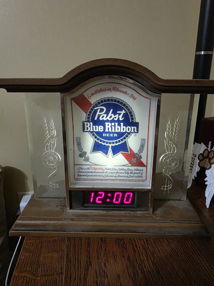 1981 Vintage Pabst Blue Ribbon Lighted Table Clock
