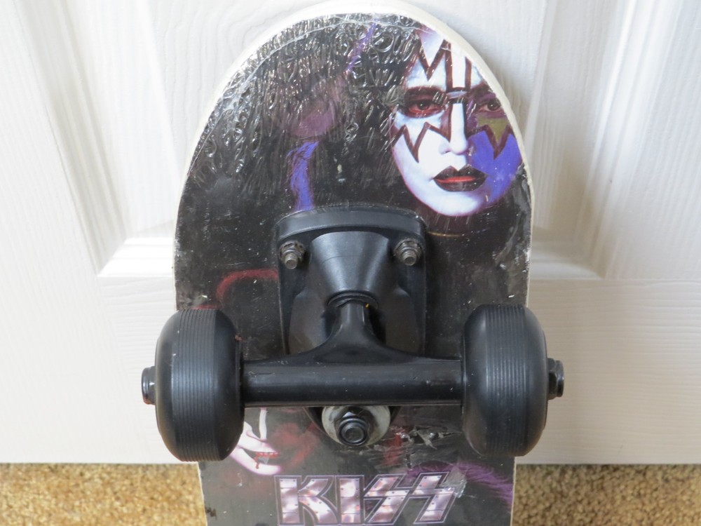 KISS 17 INCH MINI SKATEBOARD OFFICIAL SEALED 2011